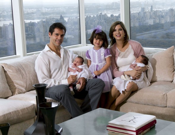 Los Duques de Anjou, en su casa de Nueva York. Efe