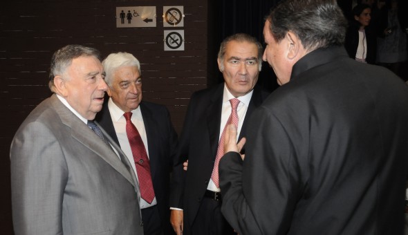 Luis María Anson conversa con Juan Abarca, Claudio Mariscal y con el presidente de la Fundación Pilates. Manuel Engo
