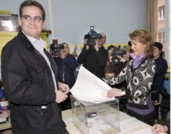 El candidato del PP a Lehendakari, Antonoi Basagoiti, en el colegio electoral ejerciendo su derecho al voto. (Efe)