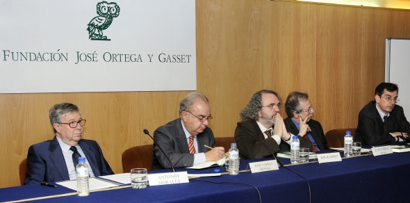 El autor, Antonio Morales, el presidente de la Fundación Ortega y Gasset, José Varela Ortega, Jon Juaristi, Juan Pablo Fusi y Juan Francisco Fuentes (Foto: Manuel Engo)