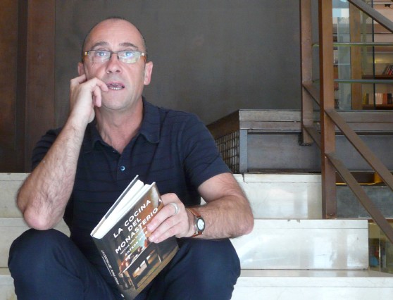 Antxon Urrosolo posa junto a su libro 'La Cocina del Monasterio' en la sede de la editorial Plaza & Janés