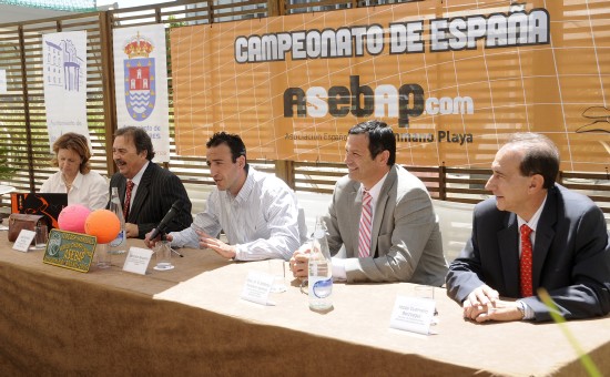 De izquierda a derecha: Carmen Ayela (AMBM), Juan de Dios Román (RFEBM), Gonzalo Navarro (ASEBAP), Antonio Peñalver (Director de Deportes de la Comunidad de Murcia) y Jesús Guerrero (EHF). <b>Manuel Engo</b>