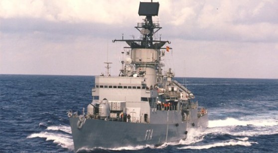 La fragata Asturias navegando.