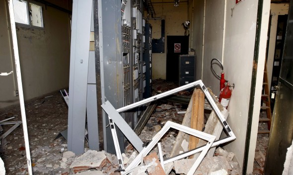 Aspecto que presenta el interior de uno de los edificios junto al repetidor situado en el alto de La Granja (Cantabria), donde Eta ha hecho explotar un artefacto que ha dañado parte de sus instalaciones. Efe 