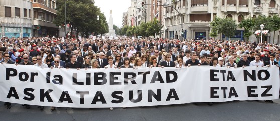 Josu Puelles y el resto de familiares y amigos del policía asesinado por Eta encabezan la manifestación.