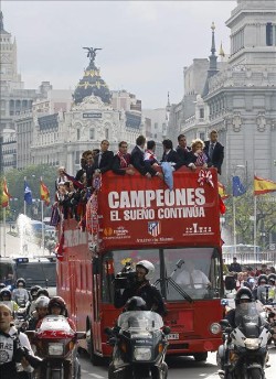 Los jugadores ofrecen el trofeo en la sede del Ayuntamiento