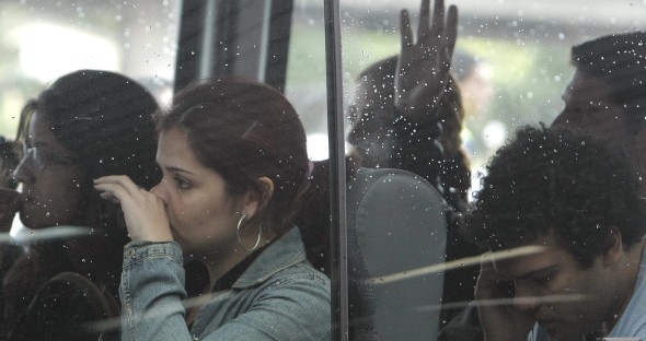 Familiares de los pasajeros que iban a bordo del avión desaparecido en aguas del Atlántico (Efe)