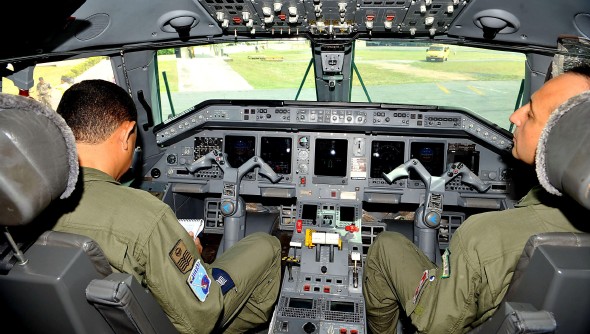  Interior de la cabina del avión R99 de la Fuerza Aerea Brasileña, que participa en las operaciones para la búsqueda del avión Airbus A330-200 de Air France. Efe