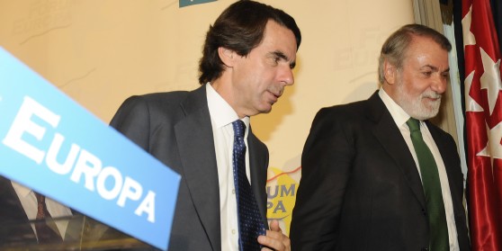 José María Aznar y Jaime Mayor Oreja al término del desayuno informativo (Manuel Engo)