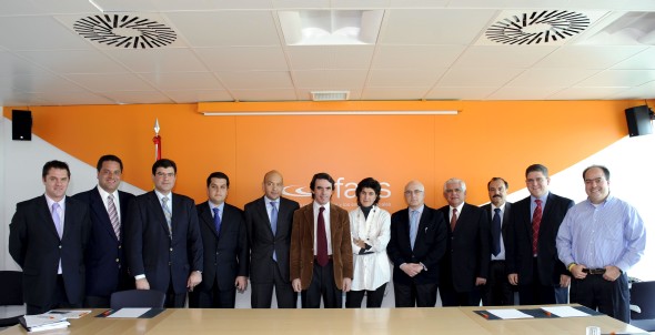 El presidente de FAES, José María Aznar (c), junto a la ex presidenta del PP vasco, María San Gil (6d), y el director de Constitución de la Fundación, Javier Zarzalejos (5d)