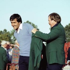 Ballesteros recibiendo su chaqueta verde