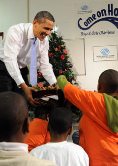 Obama, en un acto con unos niños.