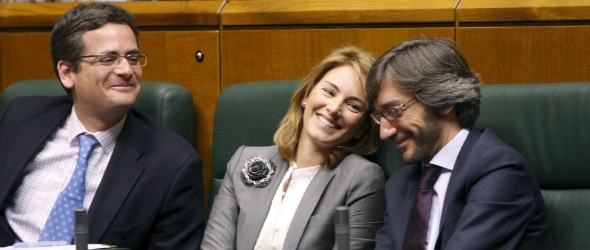 Quiroga bromea con Basagoiti y Oyarzábal el día de su toma de posesión. Efe