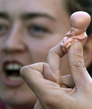 Vista de una figura que representa un feto humano, portada por uno de los manifestantes que han recorrido algunas de las principales calles de Madrid, en protesta por la reforma de la Ley del Aborto. Al acto, que ha sido convocado por un total de cuarenta asociaciones civiles, han llegado ciudadanos de todos los rincones de España. EFE/Víctor Lerena