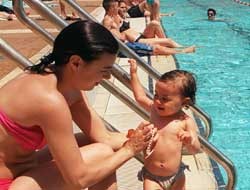 Una madre y su bebé en una piscina.