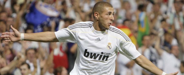 Karim Benzema celebra un gol en el Trofeo Santiago Bernabéu. Efe