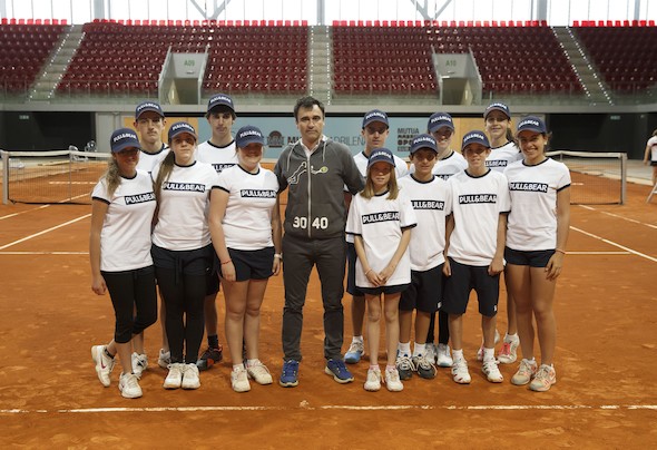 Alberto Berasategui junto a algunos recogepelotas del torneo, que este año estrenan Pull&Bear como patrocinadores. Imagen:@MutuaMadridOpen