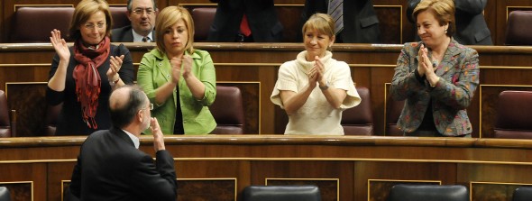 Bermejo se despide de sus compañeros en el Congreso entre sonrisas y aplausos. Manuel Engo
