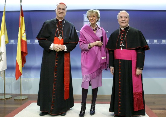 La vicepresidenta primera del Gobierno, María Teresa Fernández de la Vega; el secretario de Estado del Vaticano, Tarcisio Bertone, y el nuncio (embajador) de la Santa Sede, Manuel Monteiro (d) posan para la prensa antes de la reunión que han mantenido hoy en el Palacio de la Moncloa. EFE/Ballesteros