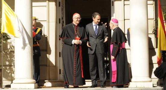 El cardenal y el nuncio fueron recibidos por Zapatero a las puertas de La Moncloa. (Manuel Engo)