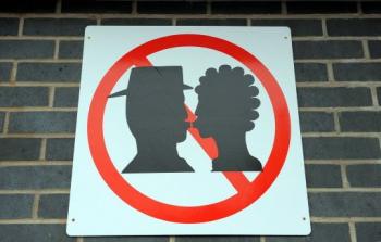 Besos prohibidos en una estación de tren británica
