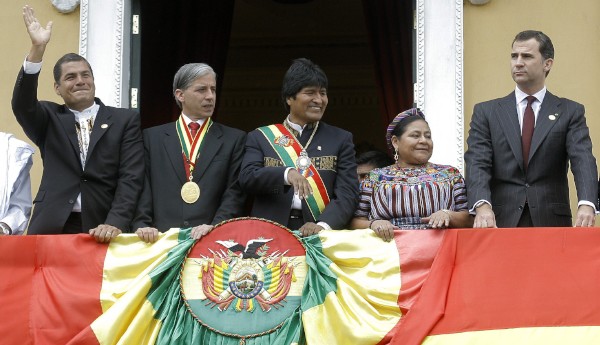 Evo Morales saluda a la multitud. El Príncipe Felipe acompaña al mandatario boliviano.