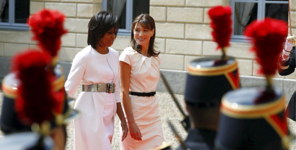 La primera dama francesa, Carla Bruni (dcha), camina junto a la primera dama estadounidense, Michelle Obama, durante la celebración del 65 aniversario del Desembarco de Normandía en Caen. Efe