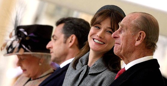 Carla Bruni charla con el Duque de Edimburgo durante la visita oficial del presidente de la República Francesa al Reino Unido.