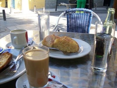 Café y pincho de tortilla de patatas