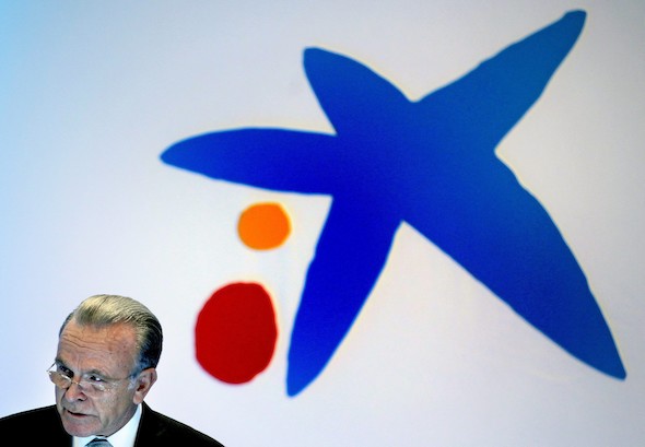El presidente de CaixaBank, Isidre Fainé, durante la rueda de prensa que ha ofrecido esta mañana en Barcelona, en la que ha presentado los resultados económicos correspondientes al ejercicio 2011, en el que el beneficio neto de la entidad controlada por La Caixa se ha situado en los 1.053 millones, un 13,1% menos que en el año anterior, a causa del esfuerzo en dotaciones, que han alcanzado la cifra total de 2.413 millones. EFE/Alberto Estévez