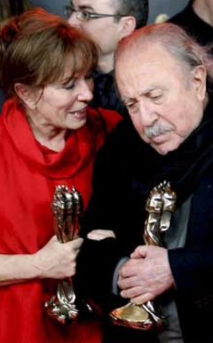 Mercedes Sampietro junto a Jaime Camino en la entrega de los Premios Gaudí, concedidos por la Academia de Cine Catalán (Efe)