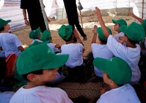 Un grupo de niños asiste a un campamento. EFE