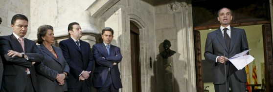 Francisco Camps, durante su comparecencia ante prensa acompañado por Rita Barberá y sus consejeros