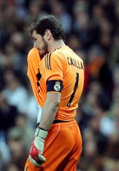 Casiilas se lamenta durante el partido. (Efe)