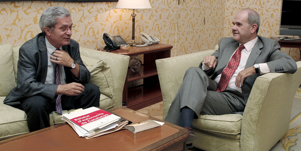 El vicepresidente tercero del Gobierno, Manuel Chaves (d), y el consejero de Relaciones Institucionales de la Generalitat de Cataluña, Joan Saura. EFE