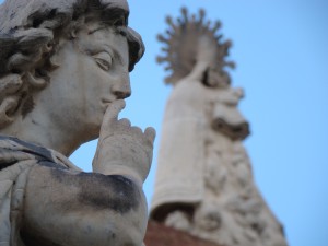 Una escultura muestra de dónde le viene el nombre a la ruta del cementerio. Lola Cárdenas