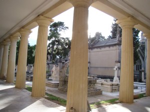 Vista de algunas tumbas del Museo del Silencio de Valencia. Lola Cárdenas
