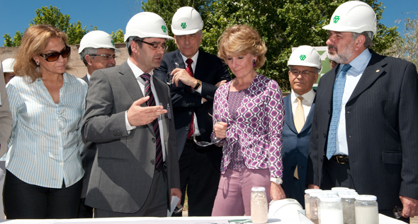 De izqda. a drcha., Ana Isabel Mariño, consejera de Medio Ambiente, Ramón Lago (director de El Alto),  Dieter Kiefer, presidente y consejero delegado de Portland Valderrivas, Esperanza Aguirre y Valentín Mariano Franco (alcalde de Morata de Tajuña).