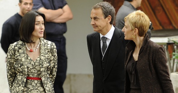 Pacheco acompañado por los Reyes y el resto de autoridades durante la entrega del Premio Cervantes (Foto: Manuel Engo)