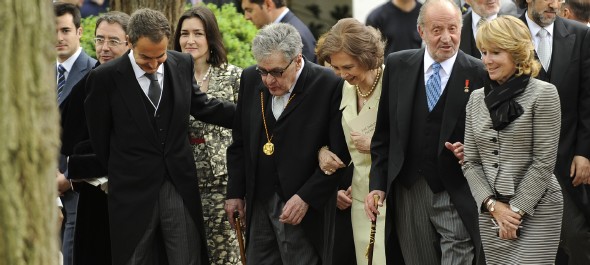 Pacheco acompañado por los Reyes y el resto de autoridades durante la entrega del Premio Cervantes (Foto: Manuel Engo)