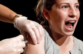 Una adolescente recibe la vacuna contra el papilomavirus humano.