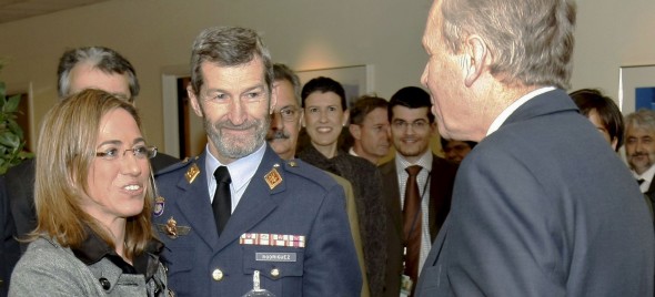 Carme Chacón acompañada por Julio Rodríguez (Efe)