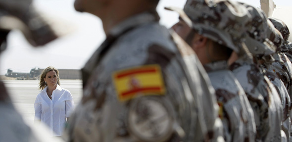 La ministra de Defensa, Carmen Chacón, pasa revista a las tropas a su llegada a la base española de Herat, situada al oeste de Afganistán, tras presidir el relevo del mando del aeropuerto civil y militar de Kabul por un período de seis meses. EFE