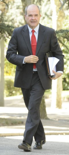 Manuel Chaves llega al Consejo de Ministros del nuevo Gobierno. (Manuel Engo)