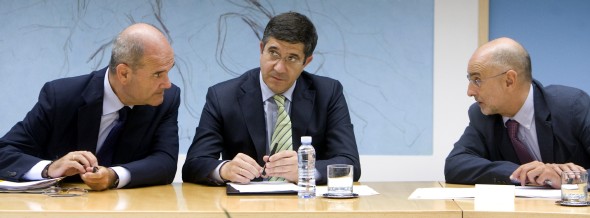 De izquierda a derecha, los socialistas Chaves, López y Ares. Efe