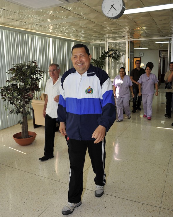 Chávez en el hospital caminando.