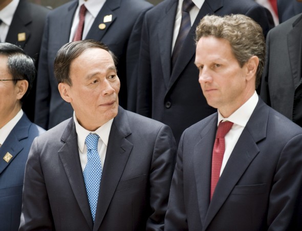 El secretario del Tesoro de EEUU, Timothy Geithner (d), y el viceprimer ministro chino Wang Qishan. Efe