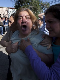 Familiares de reclusos esperan información hoy, miércoles 8 de diciembre de 2010, después de que un motín y posterior incendio dejó al menos 81 muertos esta madrugada en la cárcel de San Miguel en Santiago, según la guardia de prisiones. El Gobierno de ese país admitió que es