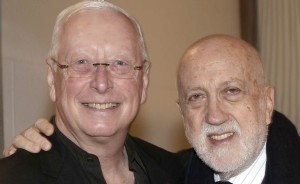El director de orquesta William Christie (i) y el escenógrafo Pier Luigi Pizzi posan con motivo de la presentación de la versión que estrenarán en el Teatro Real este viernes de