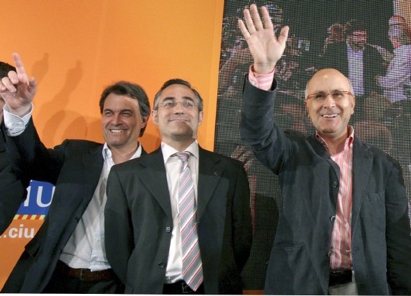 El candidato a Europa por Convergència i Unió Ramon Tremosa (c), acompañado del líder del CIU Artur Mas y del secretario general del partido Josep Antoni Duran i Lleida (d), saludan durante la valoración de los resultados de los comicios europeos. Efe